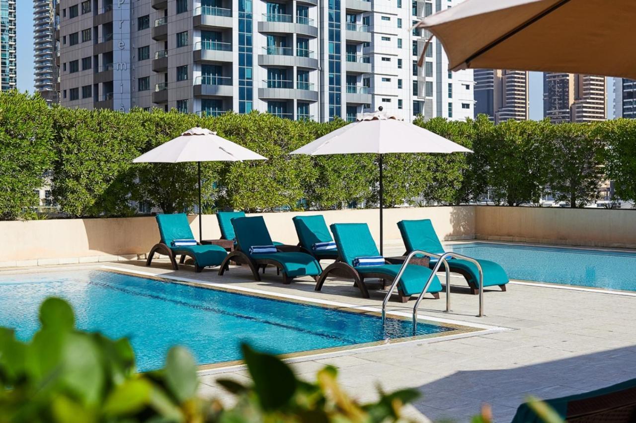 Radisson Blu Residence, Dubai Marina Экстерьер фото The swimming pool at the hotel