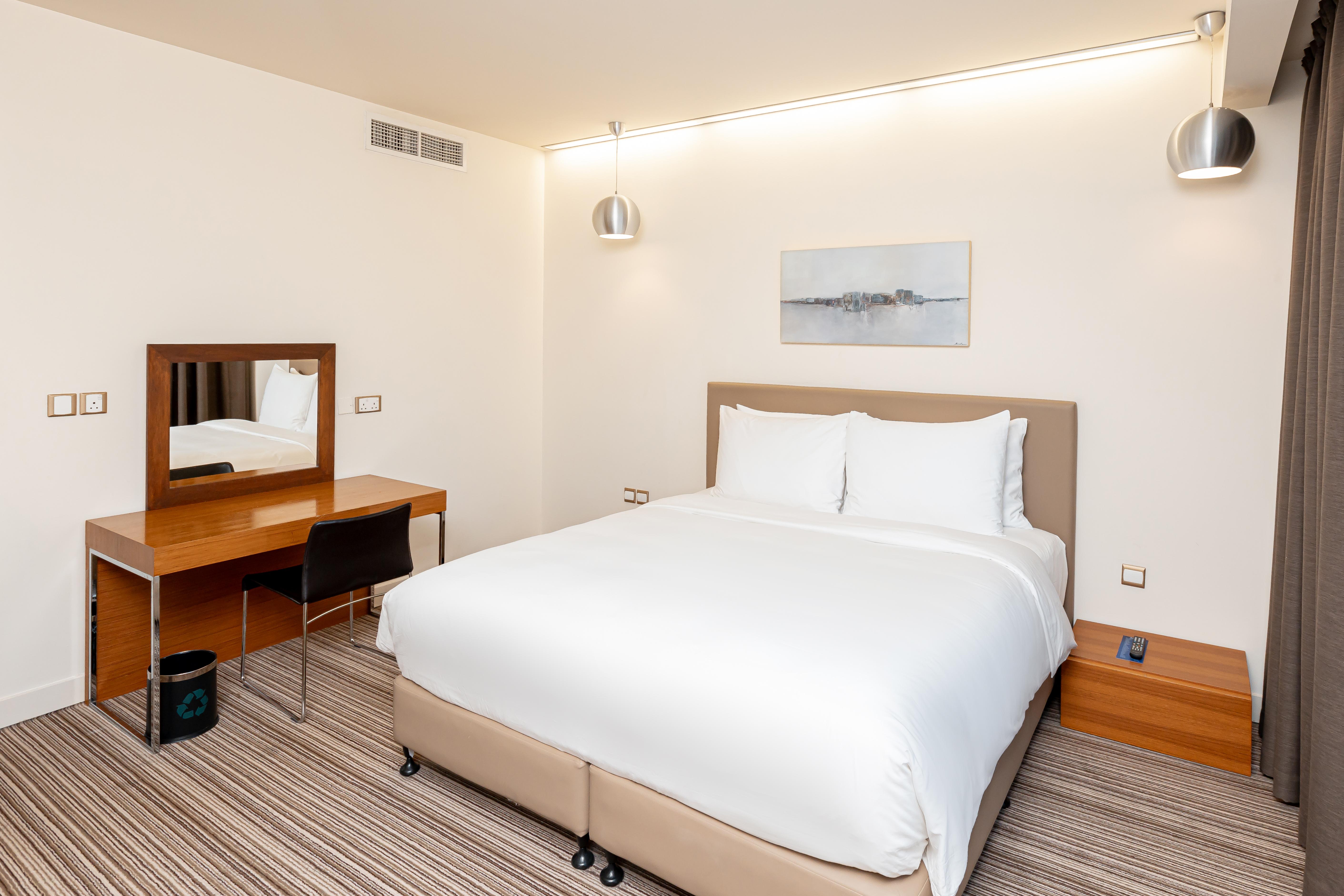 Radisson Blu Residence, Dubai Marina Экстерьер фото A bedroom at the hotel