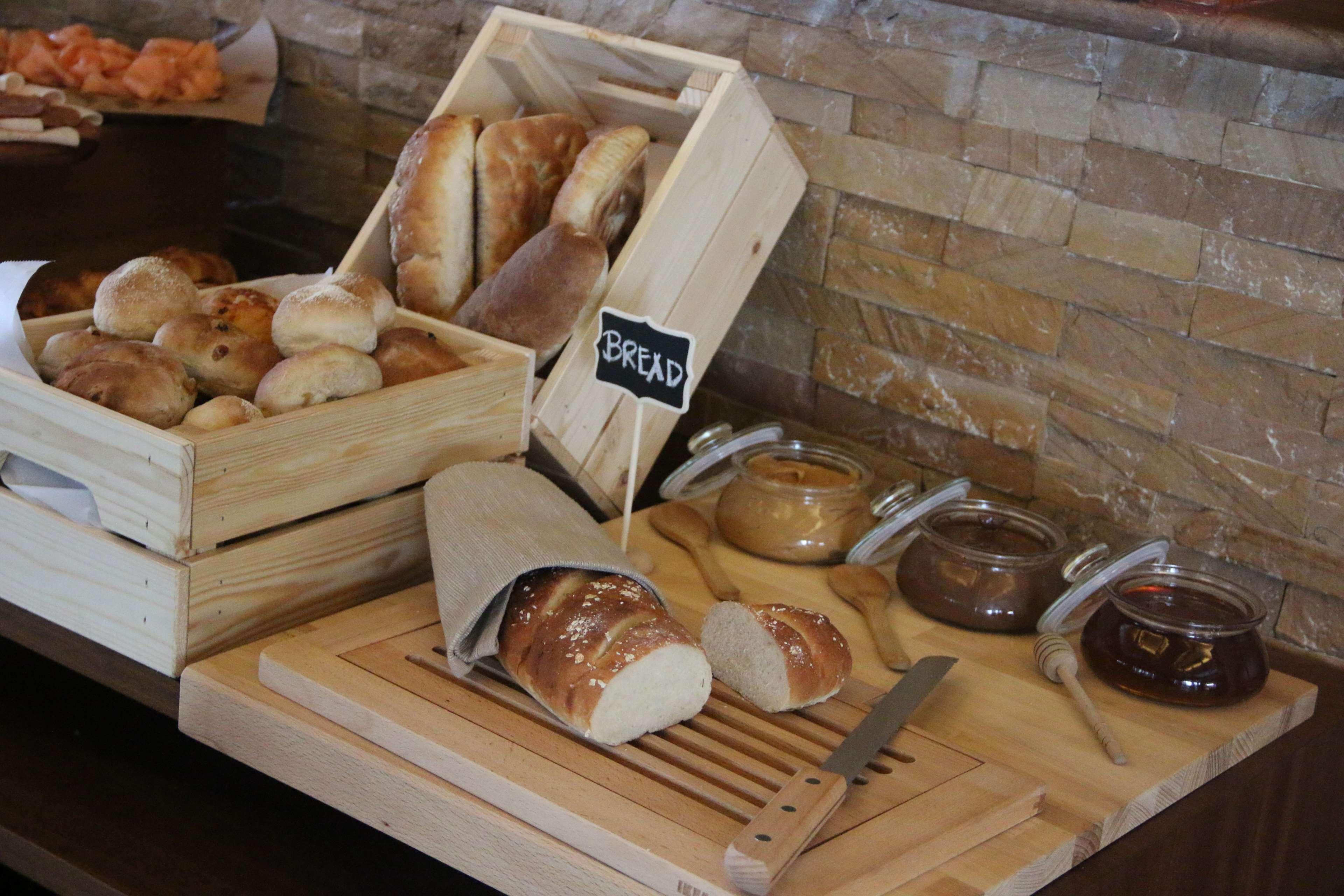 Radisson Blu Residence, Dubai Marina Экстерьер фото Bread and jam