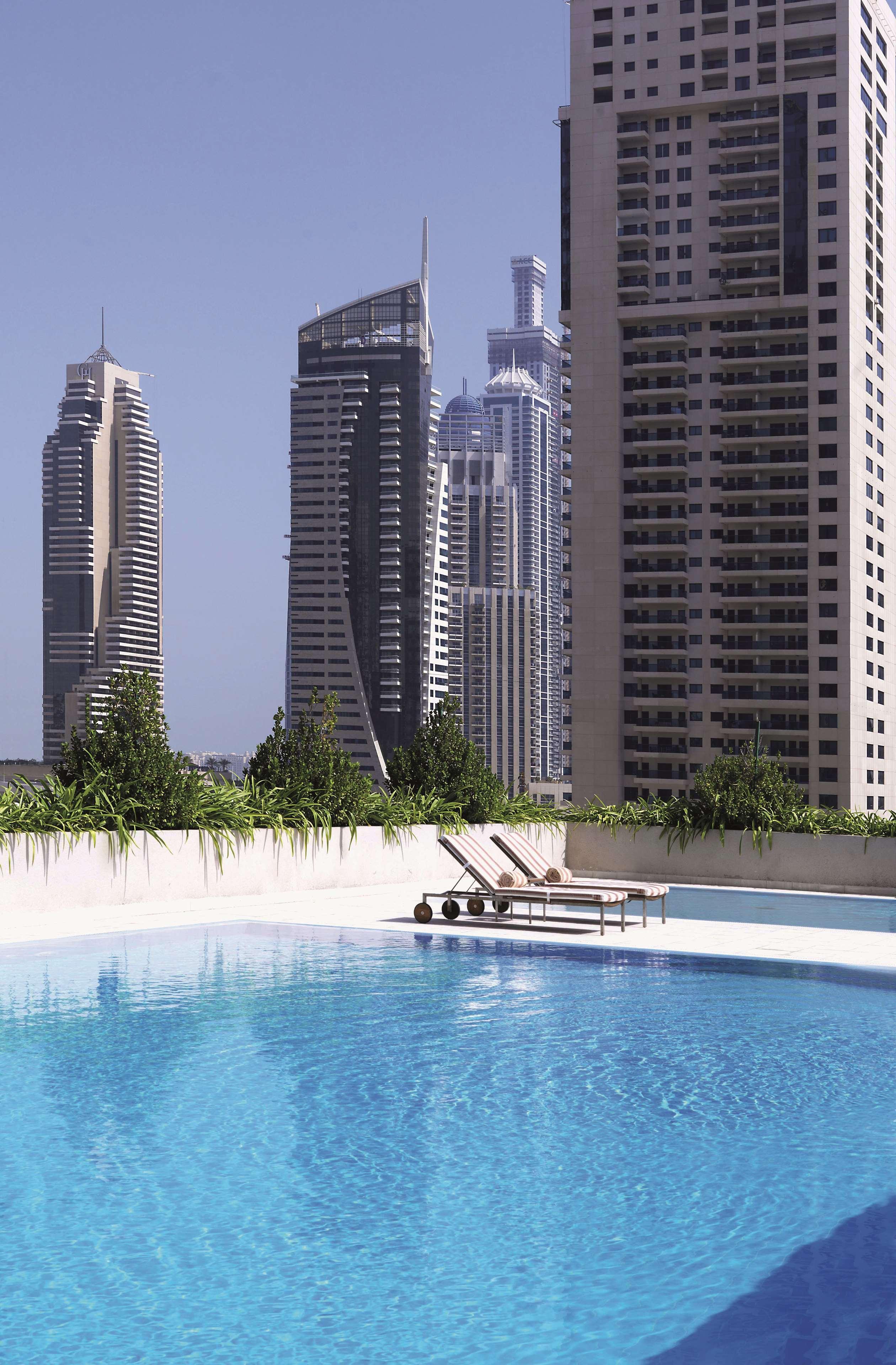 Radisson Blu Residence, Dubai Marina Экстерьер фото The swimming pool at the 1016 Residences