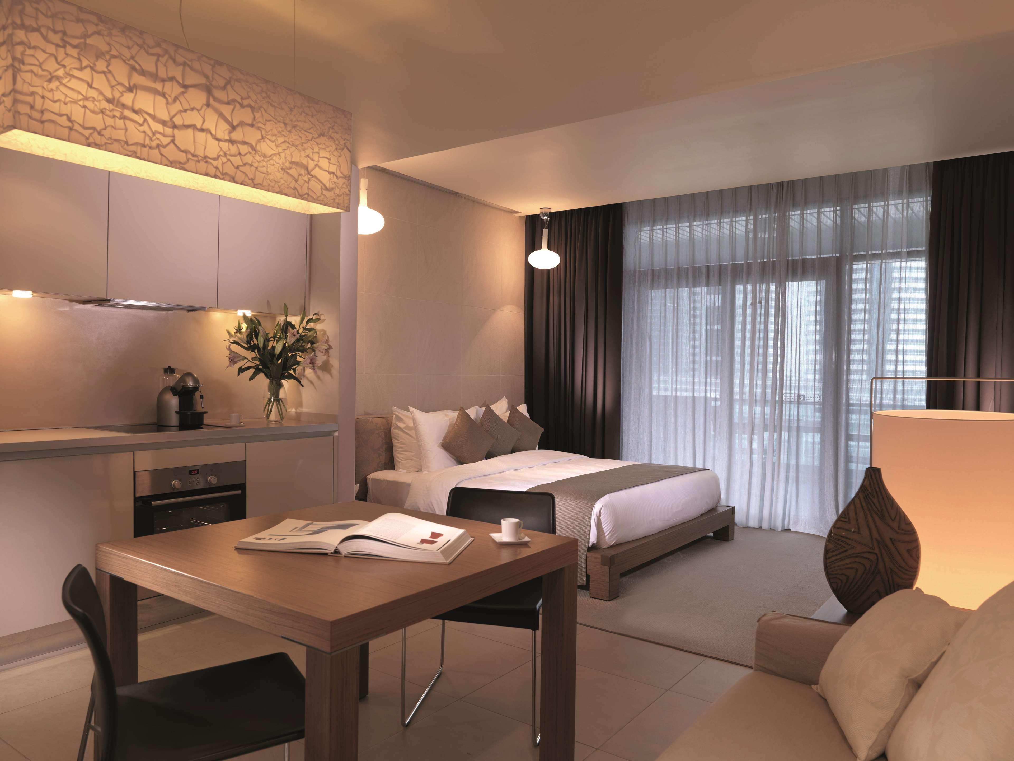 Radisson Blu Residence, Dubai Marina Экстерьер фото A typical studio apartment
