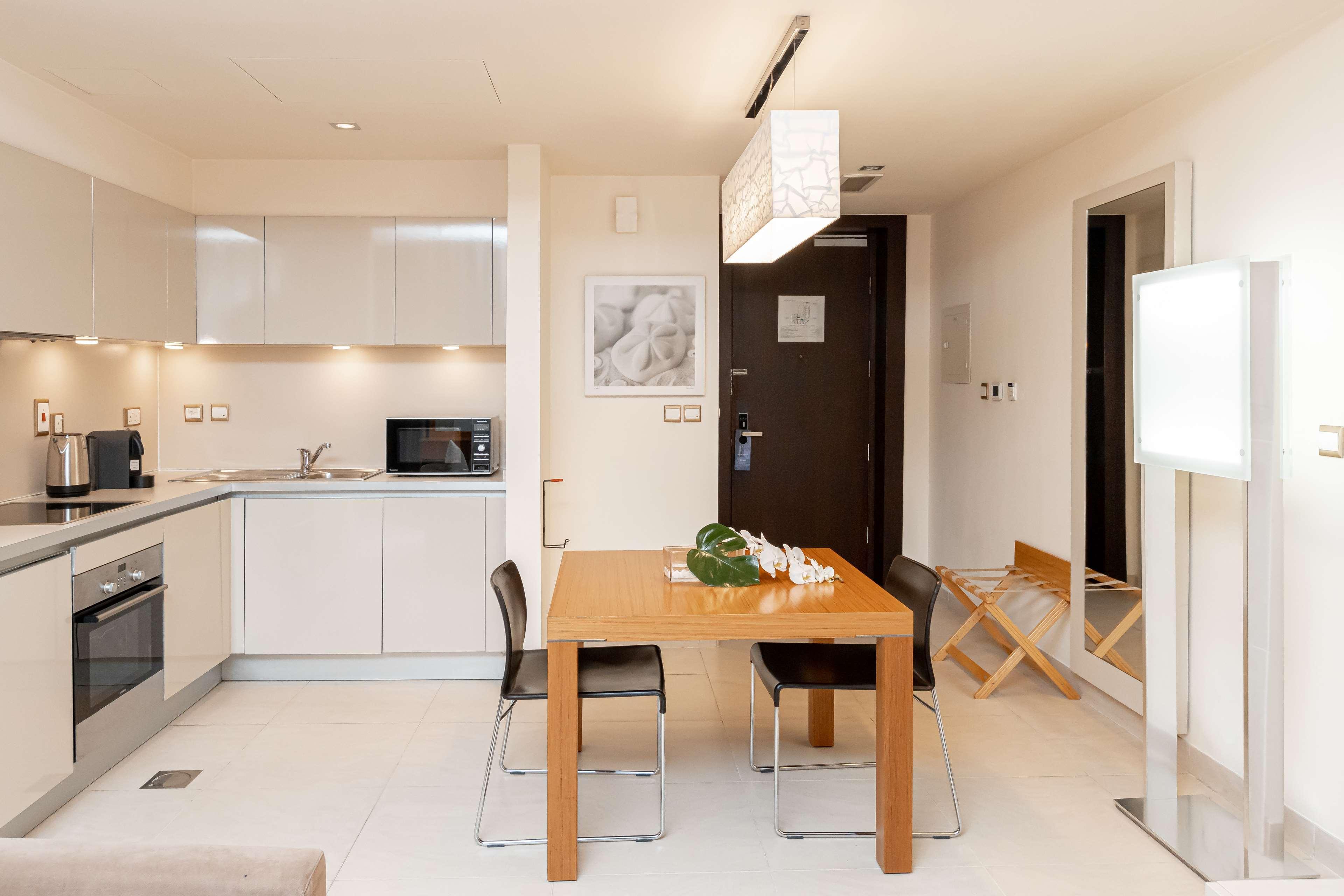 Radisson Blu Residence, Dubai Marina Экстерьер фото A typical apartment at the Park Tower