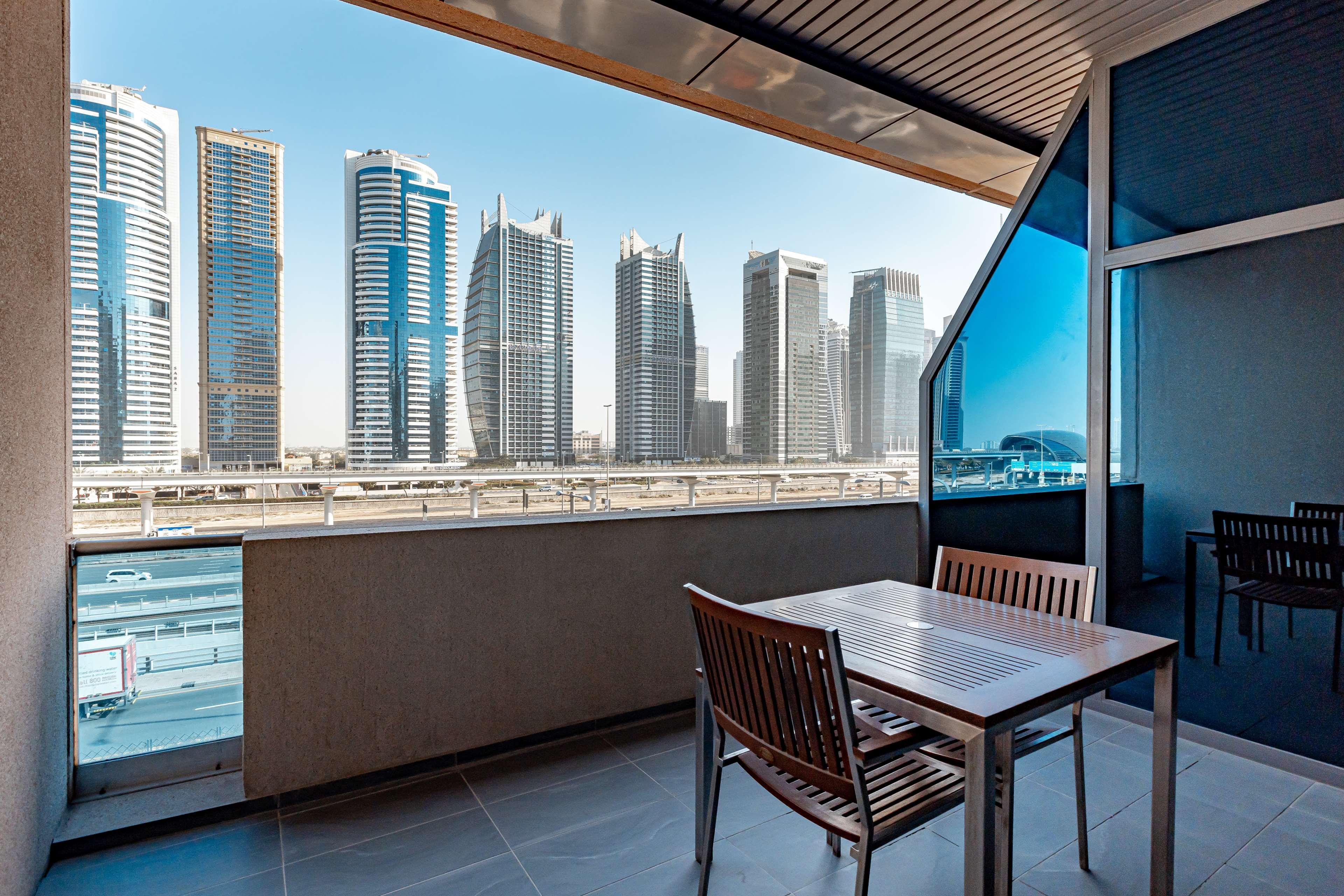 Radisson Blu Residence, Dubai Marina Экстерьер фото A balcony in Dubai