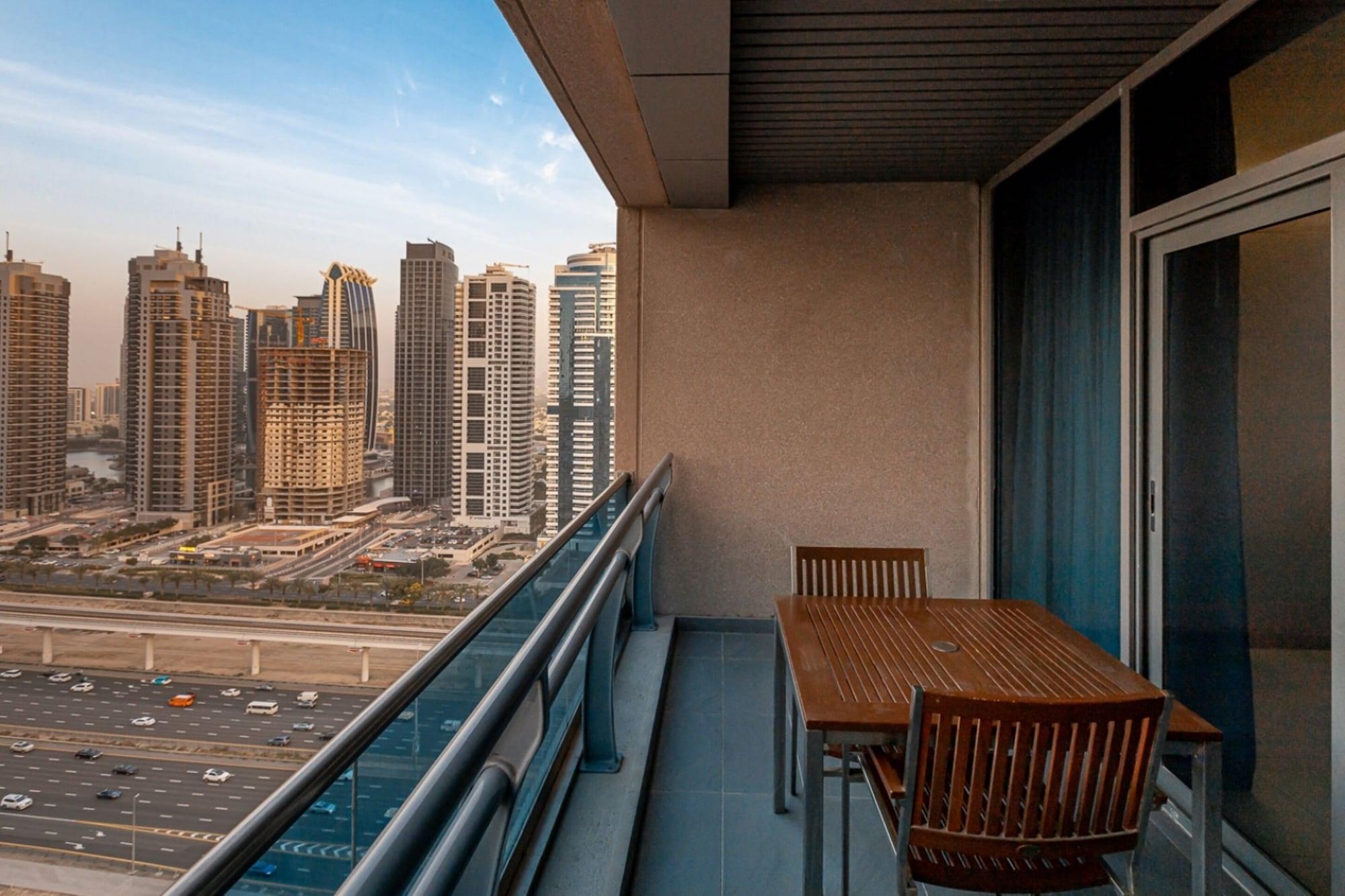 Radisson Blu Residence, Dubai Marina Экстерьер фото A balcony in Dubai